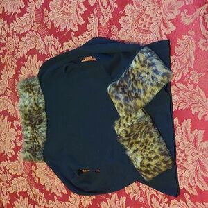 BEAUTIFUL INTERNATIONAL CONCEPTS BLACK SWEATER WITH FAUX FUR LEOPARD TRIM